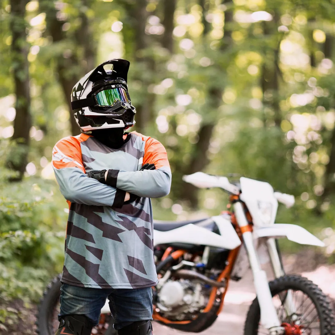 Piloto de motocross con equipo MotoHelmet